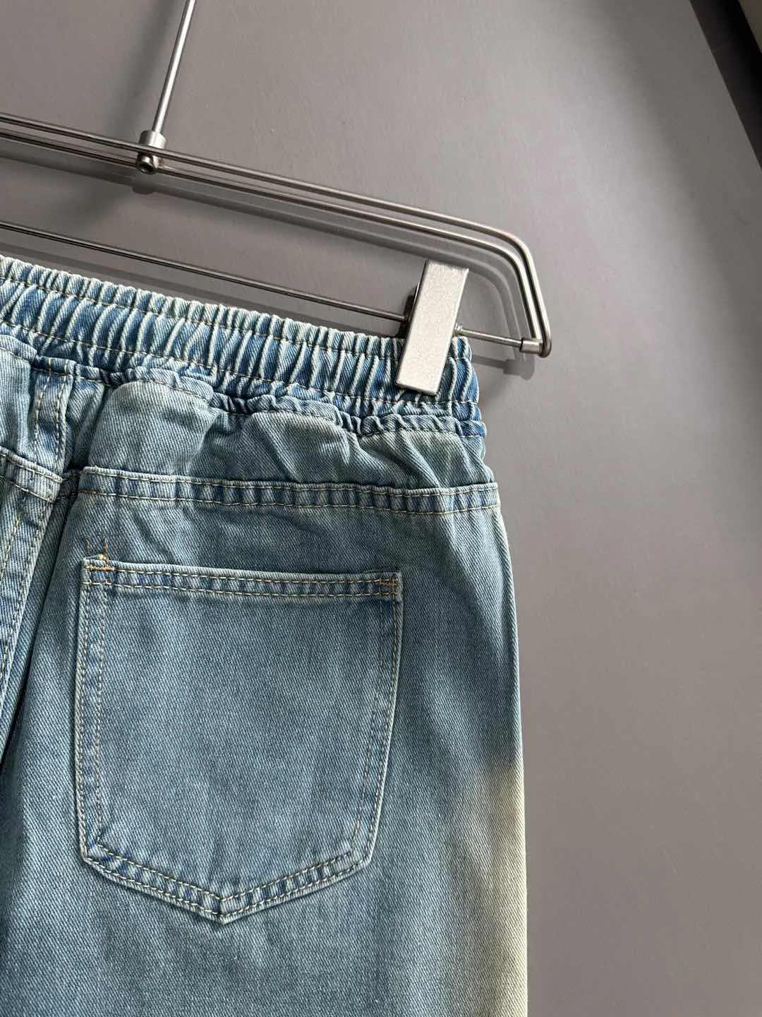 🅿️330 Stone Island 2025 new summer jeans and denim shorts are woven from imported Japanese Denim plain cotton denim fabrics. They are complete with three standards. The top stonewashing process makes the texture reach the old taste of the 1980s. It is soft, delicate, comfortable and breathable. The color has a modern and fashionable vicissitudes. The upper body is versatile and fashionable! Light luxury, a must-have item for daily commuting! Size: S-2XL (please state your height and weight when placing an order)